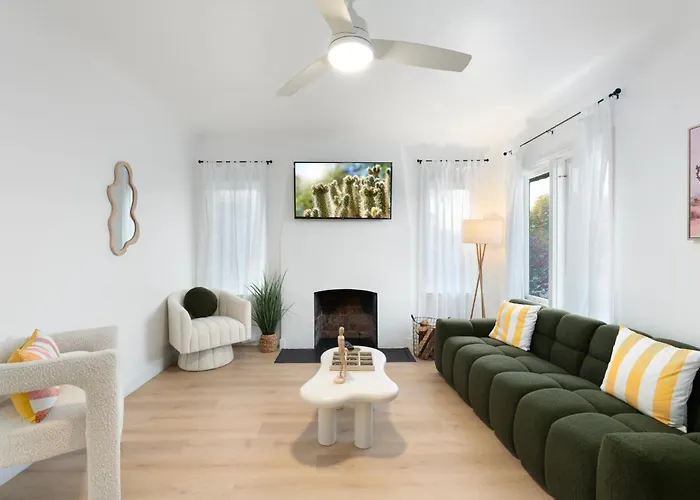 Charming - Storybook Style - Near Downtown Phoenix!