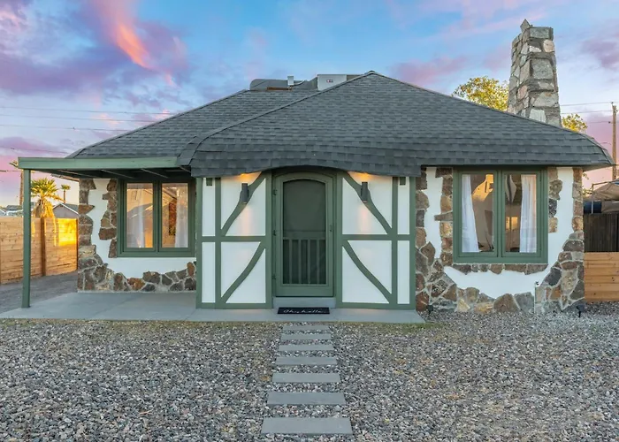 Charming - Storybook Style - Near Downtown Phoenix!