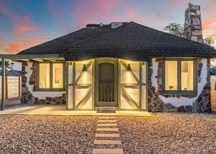 Charming - Storybook Style - Near Downtown Phoenix! *