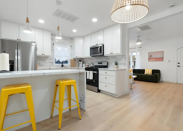 Charming - Storybook Style - Near Downtown Phoenix!