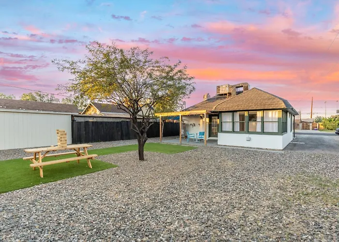 Holiday home Charming - Storybook Style - Near Downtown Phoenix!