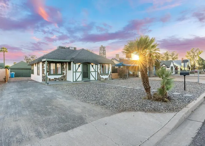 Holiday home Charming - Storybook Style - Near Downtown Phoenix!
