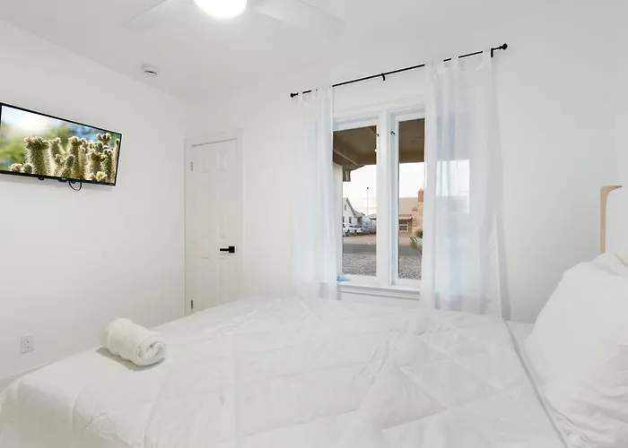 Charming - Storybook Style - Near Downtown Phoenix!
